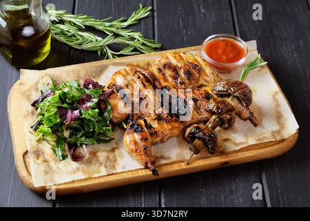 Brochettes de poulet grillé et de champignons servies avec glaçage fumé et salade Banque D'Images