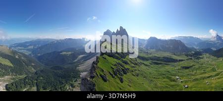 Vue panoramique aérienne de la crête de la montagne Seceda dans les Dolomites Banque D'Images