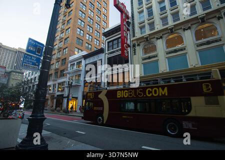 Big bus sur Geary Avenue à Union Square dans le centre-ville de San Francisco le 25 novembre 2025 Banque D'Images