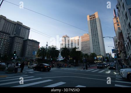 Vue grand angle sur Union Square depuis Geary et Stockton Streets à 16 :00 près du coucher du soleil à San Francisco le 25 novembre 2025 Banque D'Images