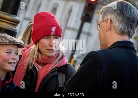 Westminster, Londres, Royaume-Uni. 26 novembre 2025. Le jour où la chancelière de l'Échiquier Rachel Reeves livre le budget, les agriculteurs britanniques se rassemblent dans le centre de Londres pour protester contre la décision du gouvernement travailliste britannique d'appliquer des droits de succession aux agriculteurs. Les protestataires disent que la taxe aura des répercussions dévastatrices sur la communauté agricole. L’ancien député Jacob Rees-Mogg s’entretient avec une famille d’agriculteurs. Crédit : Alan Fraser/Alamy Live News. Banque D'Images