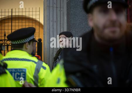 ROYAUME-UNI. 26 novembre 2025. MANIFESTATION DU JOUR DU BUDGET DES AGRICULTEURS BRITANNIQUES, LONDRES, ANGLETERRE, ROYAUME-UNI. Plusieurs personnes ont été arrêtées après que des fermiers ont conduit des tracteurs dans le centre de Londres malgré les restrictions de la police pour une manifestation du budget Day contre des projets visant à imposer des droits de succession aux entreprises agricoles d'une valeur de plus d'un million de livres sterling La police a pris la décision d'interdire les machines agricoles de Whitehall pour éviter les « perturbations graves » que les véhicules pourraient avoir causées. Deux tracteurs ont été saisis et emmenés par des agents de la police métropolitaine. 26 novembre 2025. Crédit : Jeff Gilbert/Alamy Live News Banque D'Images