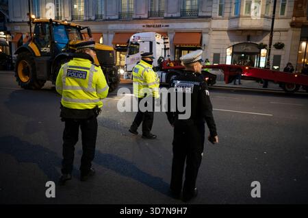 ROYAUME-UNI. 26 novembre 2025. MANIFESTATION DU JOUR DU BUDGET DES AGRICULTEURS BRITANNIQUES, LONDRES, ANGLETERRE, ROYAUME-UNI. Plusieurs personnes ont été arrêtées après que des fermiers ont conduit des tracteurs dans le centre de Londres malgré les restrictions de la police pour une manifestation du budget Day contre des projets visant à imposer des droits de succession aux entreprises agricoles d'une valeur de plus d'un million de livres sterling La police a pris la décision d'interdire les machines agricoles de Whitehall pour éviter les « perturbations graves » que les véhicules pourraient avoir causées. Deux tracteurs ont été saisis et emmenés par des agents de la police métropolitaine. 26 novembre 2025. Crédit : Jeff Gilbert/Alamy Live News Banque D'Images