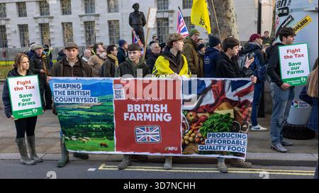 Londres, Royaume-Uni. 26 novembre 2025. Les agriculteurs manifestent dans le centre de Londres le jour du budget. Les paysans protestent contre les taxes et les propositions de succession du gouvernement. Le Gouvernement propose de prélever des droits de succession sur les exploitations agricoles d'une valeur supérieure à 1 million de livres sterling Crédit : Mark Thomas/Alamy Live News Banque D'Images
