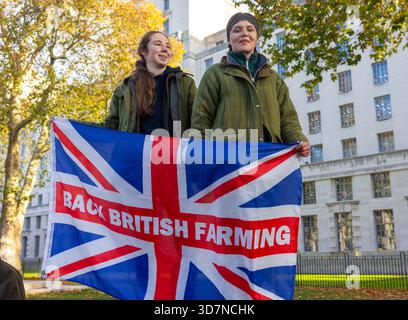 Londres, Royaume-Uni. 26 novembre 2025. Les agriculteurs manifestent dans le centre de Londres le jour du budget. Les paysans protestent contre les taxes et les propositions de succession du gouvernement. Le Gouvernement propose de prélever des droits de succession sur les exploitations agricoles d'une valeur supérieure à 1 million de livres sterling Crédit : Mark Thomas/Alamy Live News Banque D'Images