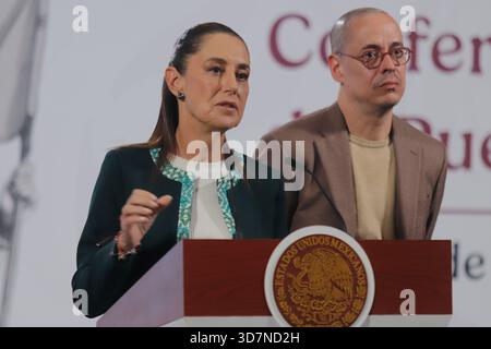 José Antonio PeÃ±a Merino, chef de l'Agence pour la transformation numérique et les télécommunications, est vu derrière tandis que la présidente mexicaine Claudia Sheinbaum Pardo s'exprimant lors d'une conférence de presse sur le nouveau supercalculateur mexicain, 'Coatlicue', le premier en Amérique latine, disposera d'une grande capacité de traitement des données. Le 26 novembre 2025 à Mexico, Mexique. (Crédit image : © Carlos Santiago/eyepix via ZUMA Press Wire) USAGE ÉDITORIAL SEULEMENT ! Non destiné à UN USAGE commercial ! Banque D'Images