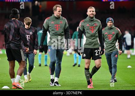 LONDRES, ANGLETERRE - novembre 26 : pendant l'échauffement Harry KANE (FC Bayern Munich 9) et Konrad LAIMER (FC Bayern Munich 27) avant le match de championnat entre Arsenal London et FC Bayern Munich le jour 5 de l'UEFA Champions League à l'Emirates Stadium Banque D'Images
