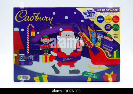 Irvine, Écosse, Royaume-Uni - 17 novembre 2025 : boîte de sélection Cadbury de Noël affichant le contenu des icônes graphiques et des symboles pertinents pour le produ Banque D'Images
