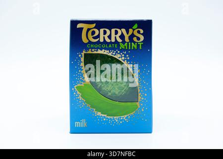Irvine, Écosse, Royaume-Uni - 17 novembre 2025 : Terry's marque menthe au chocolat dans un carton recyclable et affiche des icônes graphiques et des symboles rel Banque D'Images