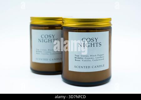 Irvine, Écosse, Royaume-Uni - 17 novembre 2025 : bougies parfumées Cosy Nights de Tesco dans des pots en verre avec couvercles à vis en métal. Banque D'Images