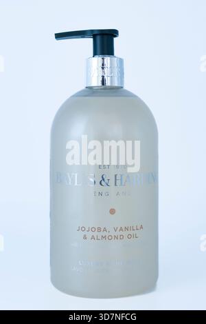 Irvine, Écosse, Royaume-Uni - 17 novembre 2025 : produit de marque Baylis et Harding dans une bouteille en plastique avec Jojoba vanille et huile d'amande. La bouteille et à Banque D'Images