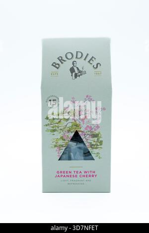 Irvine, Écosse, Royaume-Uni - 17 novembre 2025 : Brodies marque thé vert avec cerise japonaise dans un contenant en carton recyclable. Banque D'Images