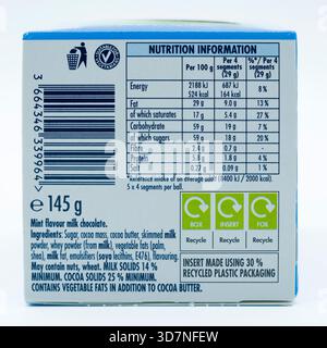 Irvine, Écosse, Royaume-Uni - 17 novembre 2025 : Terry's marque menthe au chocolat dans un carton recyclable et affiche des icônes graphiques et des symboles rel Banque D'Images