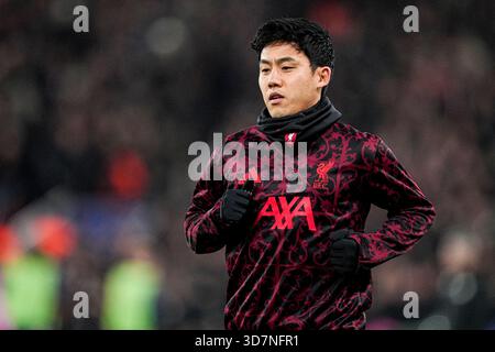 LIVERPOOL, ANGLETERRE - NOVEMBRE 26 : Wataru Endo de Liverpool se réchauffe avant le match MD5 de la phase de la Ligue des champions 2025/26 de l'UEFA entre le Liverpool FC et le PSV Eindhoven à Anfield le 26 novembre 2025 à Liverpool, en Angleterre. (Photo de René Nijhuis) Banque D'Images
