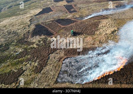 Vue aérienne du feu de landes sur Blakey Ridge, parc national North York Moors Banque D'Images