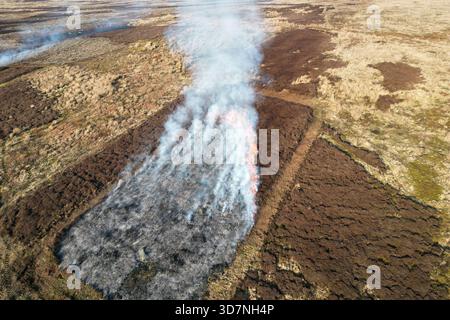 Vue aérienne du feu de landes sur Blakey Ridge, parc national North York Moors Banque D'Images
