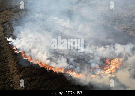 Vue aérienne du feu de landes sur Blakey Ridge, parc national North York Moors Banque D'Images