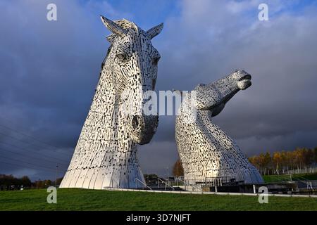 Les Kelpies, œuvre d'art public en acier de deux énormes têtes de chevaux par Andy Scott à Helix Park, en automne soir lumière Écosse novembre Banque D'Images