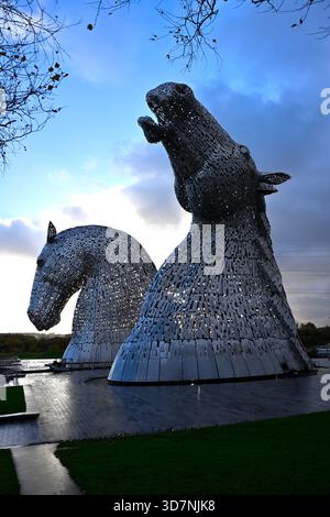Les Kelpies, œuvre d'art public en acier de deux énormes têtes de chevaux par Andy Scott à Helix Park, en automne soir lumière Écosse novembre Banque D'Images
