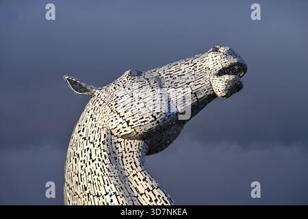 Baron One of the Kelpies, œuvre d'art en acier de deux énormes têtes de chevaux à Helix Park, en automne soir lumière Écosse novembre Banque D'Images