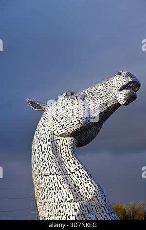Baron One of the Kelpies, œuvre d'art en acier de deux énormes têtes de chevaux à Helix Park, en automne soir lumière Écosse novembre Banque D'Images