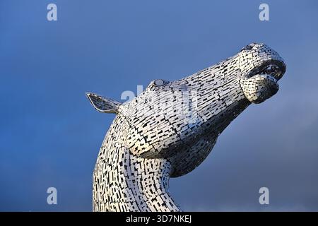 Baron One of the Kelpies, œuvre d'art en acier de deux énormes têtes de chevaux à Helix Park, en automne soir lumière Écosse novembre Banque D'Images