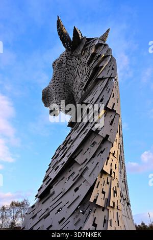 Baron One of the Kelpies, œuvre d'art en acier de deux énormes têtes de chevaux à Helix Park, en automne soir lumière Écosse novembre Banque D'Images