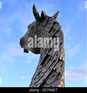 Baron One of the Kelpies, œuvre d'art en acier de deux énormes têtes de chevaux à Helix Park, en automne soir lumière Écosse novembre Banque D'Images
