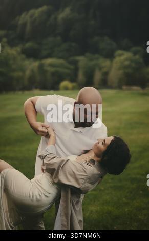 jeune couple s'amuse ensemble dans le parc Banque D'Images
