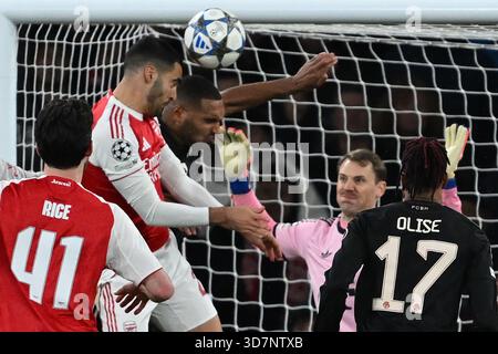 Londres, Royaume-Uni. 26 novembre 2025. Football : Ligue des Champions, FC Arsenal - Bayern Munich, ronde préliminaire, Journée 5, Emirates Stadium, Mikel Merino d'Arsenal (2e à partir de la gauche) en action contre Jonathan Tah de Munich et le gardien Manuel Neuer (2e à partir de la droite). Crédit : Sven Hoppe/dpa/Alamy Live News Banque D'Images