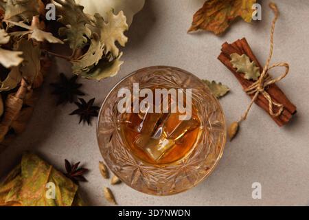 Whisky sur les rochers avec des épices d'automne et des citrouilles.. Banque D'Images