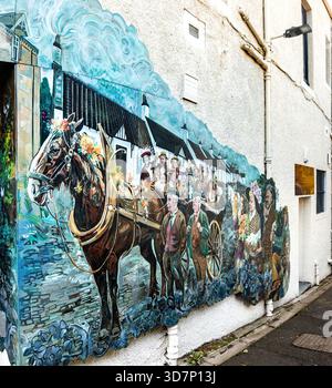 Murale dans un mur d'allée blanc représentant une calèche vintage tirée par des chevaux et des gens dans des vêtements historiques dans la scène rurale festive Colinton Édimbourg Écosse Banque D'Images