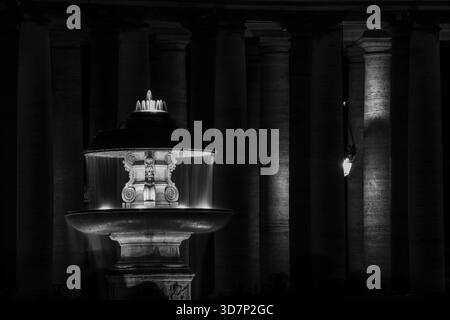 Cité du Vatican, Italie - 16 décembre 2023 : image nocturne de l'architecture et détails de l'extérieur et des environs de la basilique Pierre Banque D'Images