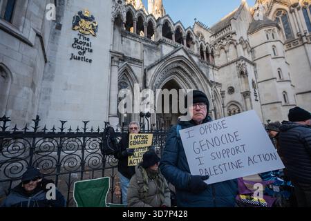 Londres, Angleterre, Royaume-Uni. (26 novembre 2025) les manifestants de Palestine action ont été de nouveau arrêtés en vertu de la loi sur le terrorisme pour avoir tendu des pancartes de soutien au groupe interdit. L’action de masse en dehors des cours royales de Justice a été coordonnée pour coïncider avec la contestation judiciaire de l’action proscription de la Palestine qui commence cette semaine. Crédit photo : Lab Mo/ALAMY LIVE NEWS Banque D'Images