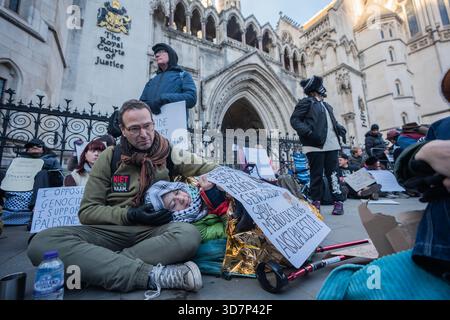 Londres, Angleterre, Royaume-Uni. (26 novembre 2025) les manifestants de Palestine action ont été de nouveau arrêtés en vertu de la loi sur le terrorisme pour avoir tendu des pancartes de soutien au groupe interdit. L’action de masse en dehors des cours royales de Justice a été coordonnée pour coïncider avec la contestation judiciaire de l’action proscription de la Palestine qui commence cette semaine. Crédit photo : Lab Mo/ALAMY LIVE NEWS Banque D'Images