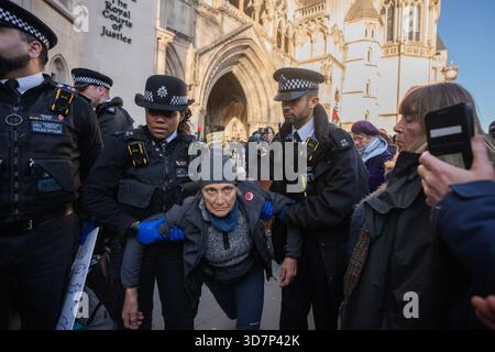 Londres, Angleterre, Royaume-Uni. (26 novembre 2025) les manifestants de Palestine action ont été de nouveau arrêtés en vertu de la loi sur le terrorisme pour avoir tendu des pancartes de soutien au groupe interdit. L’action de masse en dehors des cours royales de Justice a été coordonnée pour coïncider avec la contestation judiciaire de l’action proscription de la Palestine qui commence cette semaine. Crédit photo : Lab Mo/ALAMY LIVE NEWS Banque D'Images