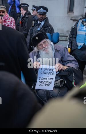 Londres, Angleterre, Royaume-Uni. (26 novembre 2025) les manifestants de Palestine action ont été de nouveau arrêtés en vertu de la loi sur le terrorisme pour avoir tendu des pancartes de soutien au groupe interdit. L’action de masse en dehors des cours royales de Justice a été coordonnée pour coïncider avec la contestation judiciaire de l’action proscription de la Palestine qui commence cette semaine. Crédit photo : Lab Mo/ALAMY LIVE NEWS Banque D'Images