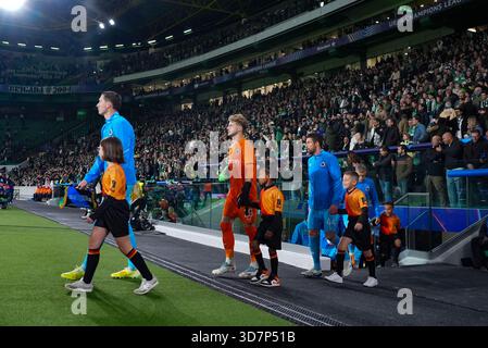Lisboa, Portugal. 26 novembre 2025. Les joueurs du club photographiés au début d'un match de football entre le portugais Sporting Clube de Portugal et le belge Club Brugge KV, le mercredi 26 novembre 2025 à Lisboa, Portugal, au cinquième jour de la phase de Ligue du tournoi de l'UEFA Champions League. BELGA PHOTO JOMA GARCIA i GISBERT crédit : Belga News Agency/Alamy Live News Banque D'Images
