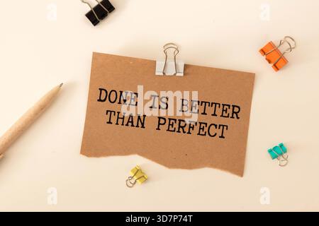 Citation inspirante et motivante avec les mots amélioration continue est mieux que la perfection retardée Banque D'Images