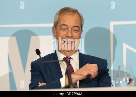 Londres, Royaume-Uni. 26 novembre 2025. Nigel Farage, leader du Parti réformiste britannique, prend la parole lors d'une conférence post-budgétaire à Londres. Crédit : SOPA images Limited/Alamy Live News Banque D'Images