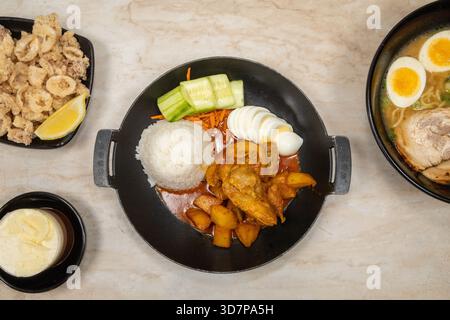 Poulet au curry, calamars et sauce Banque D'Images