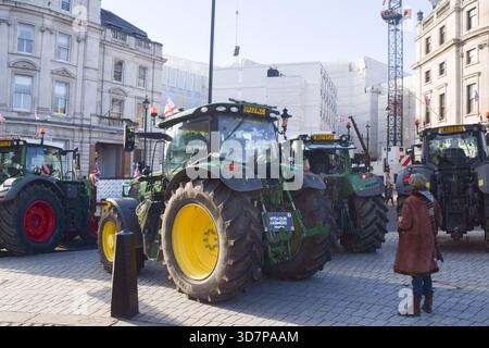 Londres, Royaume-Uni. 26 novembre 2025. Les tracteurs sont garés à Trafalgar Square alors que les agriculteurs organisent une manifestation contre les droits de succession le jour du budget. Crédit : SOPA images Limited/Alamy Live News Banque D'Images