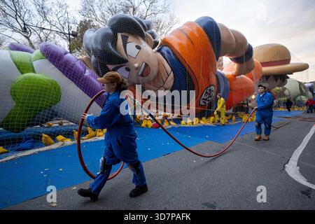 Le ballon Goku pendant la veille de l'inflation pour la 99e parade annuelle du jour de Thanksgiving de Macy le 26 novembre 2025 à New York. Banque D'Images