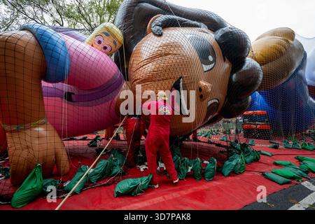 Le ballon Dora pendant la veille de l'inflation pour la 99e parade annuelle du jour de Thanksgiving de Macy le 26 novembre 2025 à New York. Banque D'Images