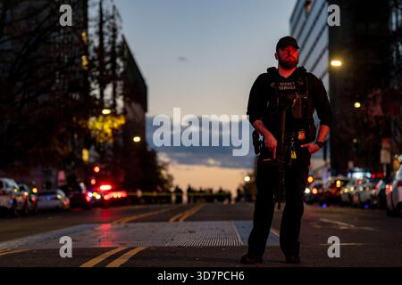 Washington, États-Unis. 26 novembre 2025. Un membre des services secrets surveille près d'une scène de crime où deux Garde nationale de Virginie-occidentale ont été abattus près de Farragut Park et de la Maison Blanche dans le centre-ville de Washington, DC le mercredi 26 novembre 2025. Les gardes sont dans un état critique et un tireur a été appréhendé. Photo de Bonnie Cash/UPI crédit : UPI/Alamy Live News Banque D'Images