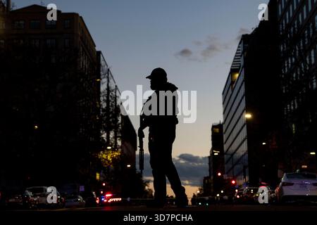 Washington, États-Unis. 26 novembre 2025. Un membre des services secrets surveille près d'une scène de crime où deux Garde nationale de Virginie-occidentale ont été abattus près de Farragut Park et de la Maison Blanche dans le centre-ville de Washington, DC le mercredi 26 novembre 2025. Les gardes sont dans un état critique et un tireur a été appréhendé. Photo de Bonnie Cash/UPI crédit : UPI/Alamy Live News Banque D'Images