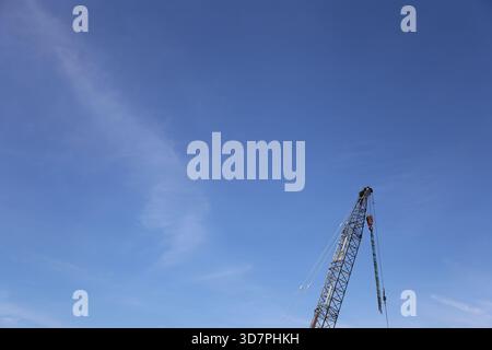 Tower Crane contre un ciel bleu clair Banque D'Images