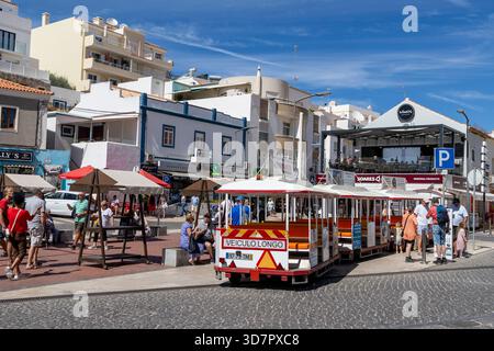 Carvoeiro centre-ville, Algarve, Portugal, train touristique le centre-ville avec les vacanciers marchant le long des rues Banque D'Images