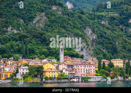 Le village italien de Varenna se dresse entre les montagnes et l'eau au bord du lac de Côme en Lombardie, en Italie. Banque D'Images