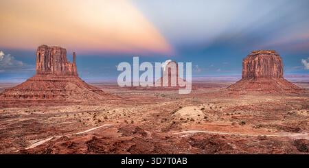 Monument Valley coucher de soleil paysage américain - butte et formations de grès rouge - sud-ouest des États-Unis Arizona et Utah - États-Unis Navajo parc national Banque D'Images